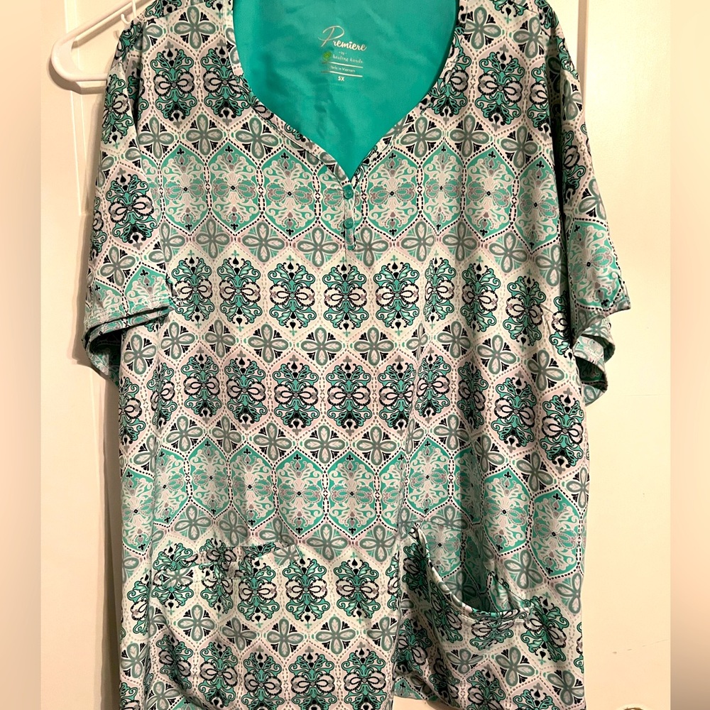 Brand new with tags 5X scrub top - super pretty sea green with buttons !